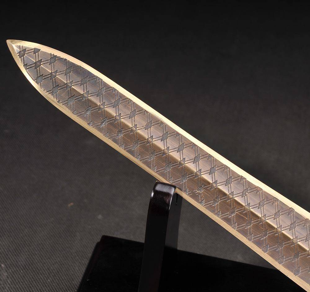 秦皇陵发现古代黑科技!青铜剑吹毛立断,技术领先世界两千年