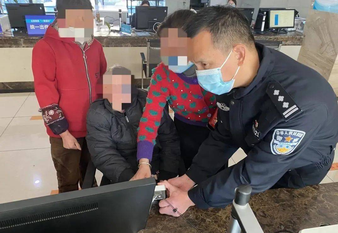 老人行动不便民警上前搀扶|古山镇区域分中心贴心服务暖人心 (图2)