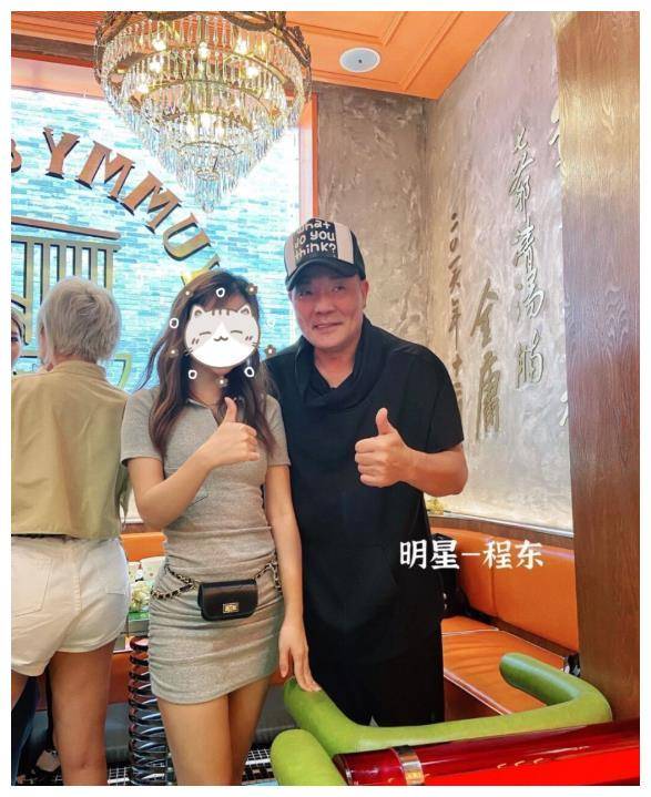 "独眼龙"程东近况曝光,62岁体态发福显油腻,娇妻颜值气质抢镜