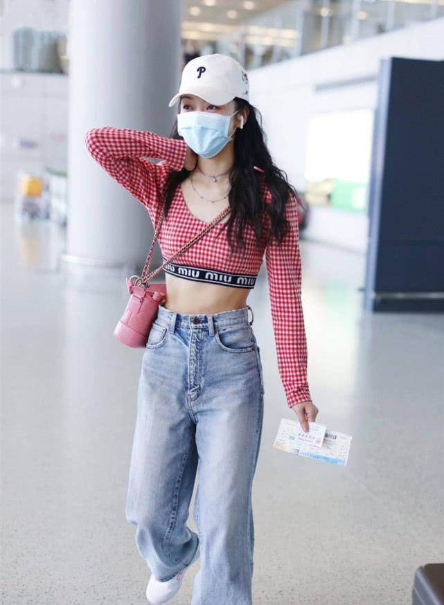 宣璐仗着自己身材好,只穿15厘米短装出门,这腰围让女生难以接受了