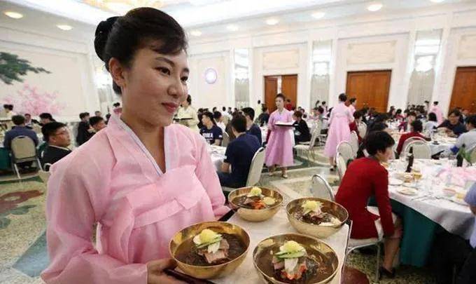 我国游客去朝鲜旅游,当地人不理解:为什么他们要这样做?