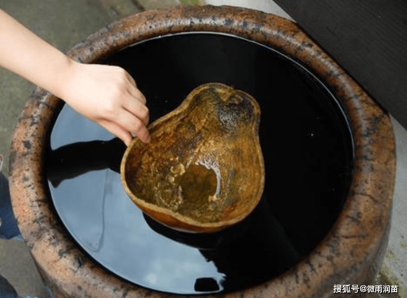 出来了:下课十分钟,我会狂奔回家,拿起家里厨房一角的水瓢往水缸里舀