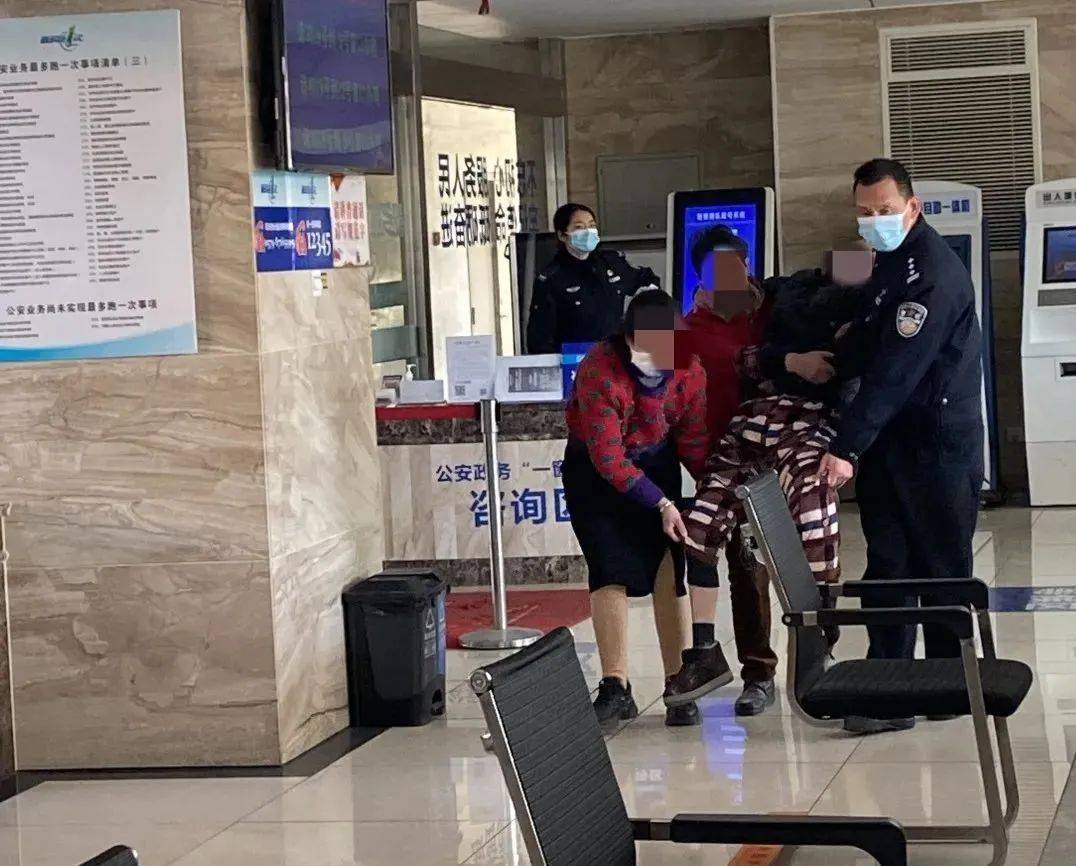 老人行动不便民警上前搀扶|古山镇区域分中心贴心服务暖人心 