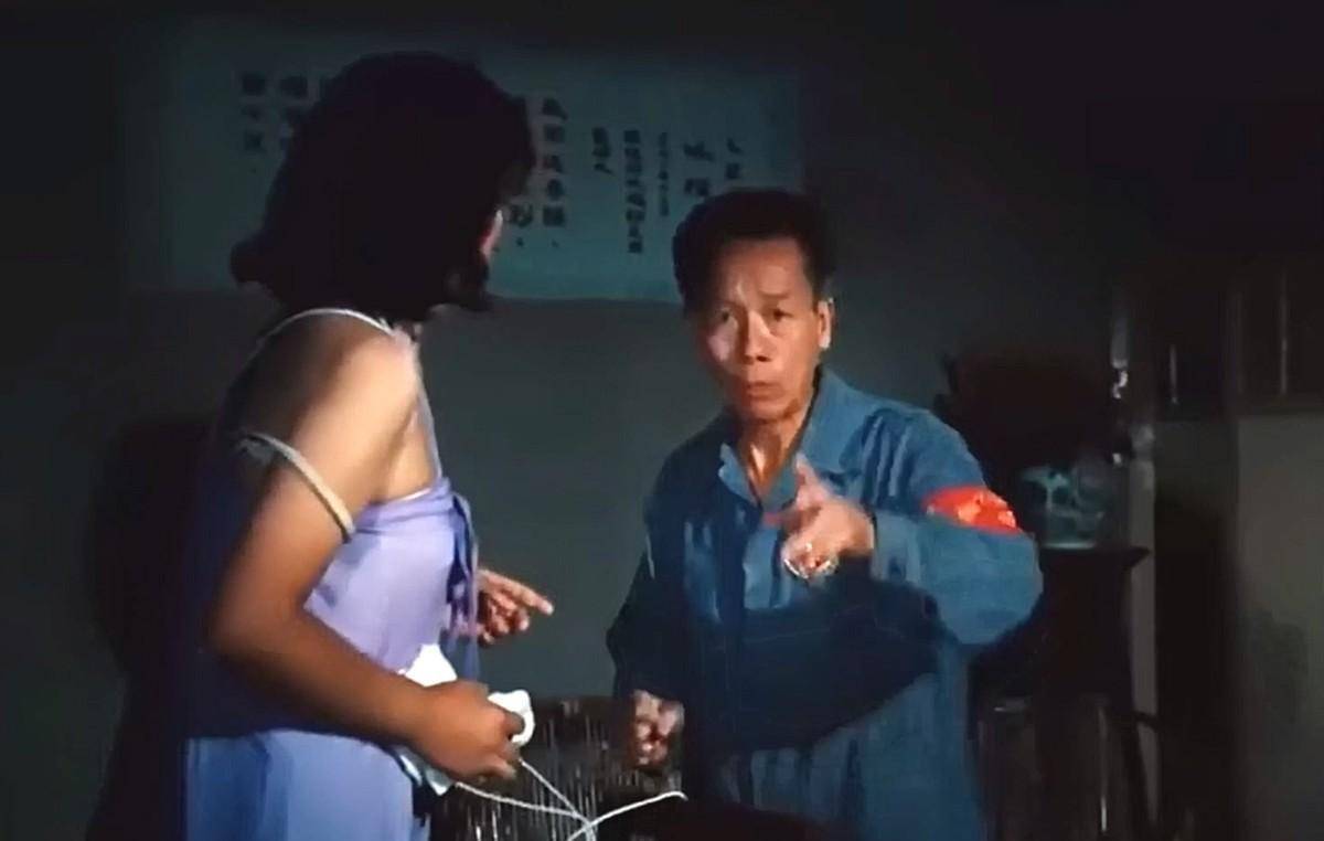 《戴手铐的旅客》1982年在《孔雀公主》中饰演部长,在电影《马加与