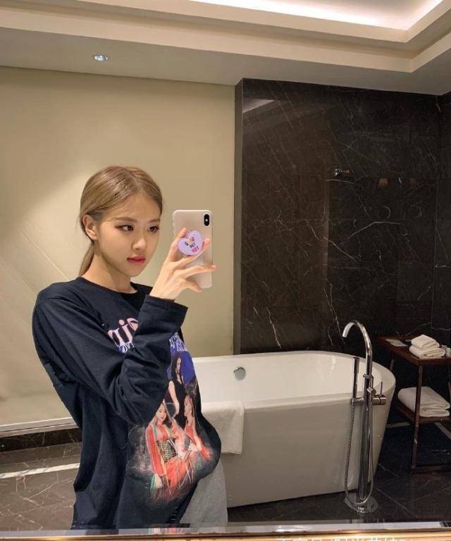 朴彩英罕见单马尾造型,黑色t恤加芭比粉裙,没刘海更加少女了!