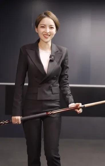 台球裁判王钟瑶晒照,自我调侃老了,其实这颜值,还是很圈粉的!