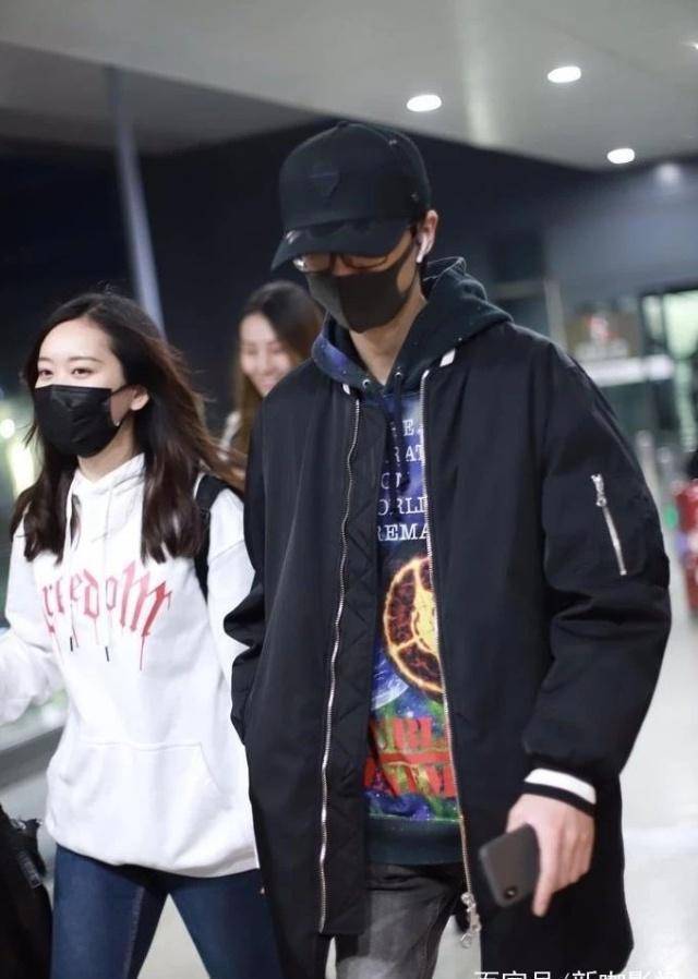 现身机场一脸严肃,身旁神秘女子引猜测!_黑色_网友_女友