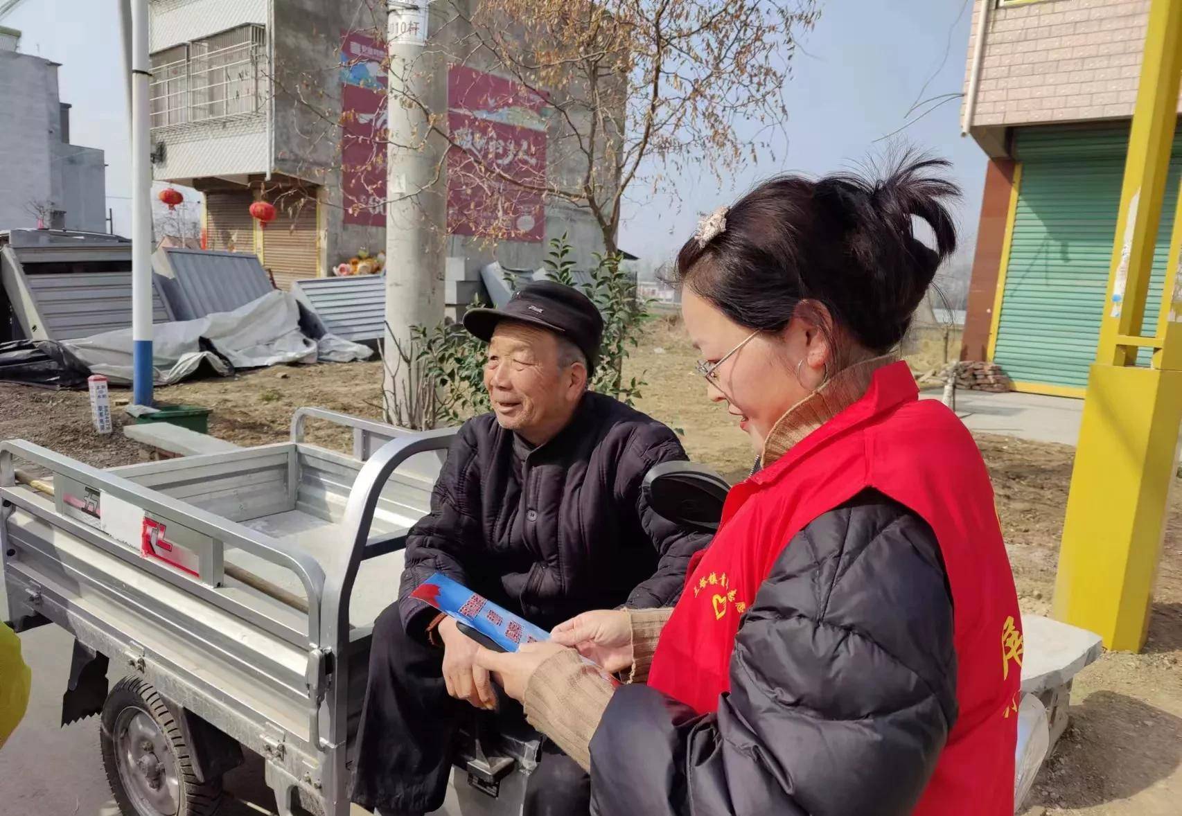 太和县三塔镇团结村开展养老诈骗志愿者宣传活动_防范_老年人_意识