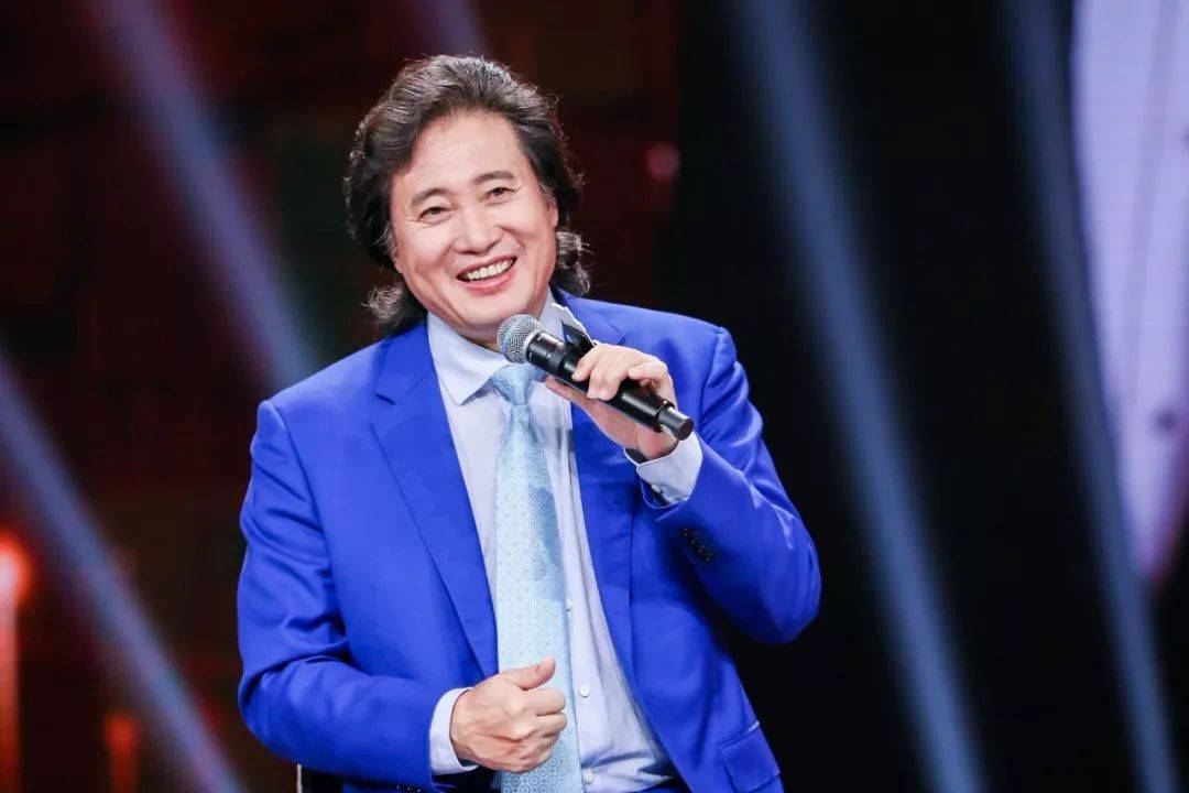 戴玉强本身出生在一个农户家庭,但是经过自己的努力,终于走上唱歌的路