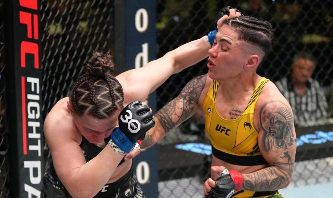 她曾击败罗斯夺得草量级金腰带,但后来在首轮被张伟丽击杀,失去了冠军