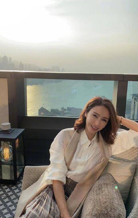 49岁黎姿穿泳装坐豪宅阳台看夕阳,大秀玉背长腿身材超火辣_照片_生活