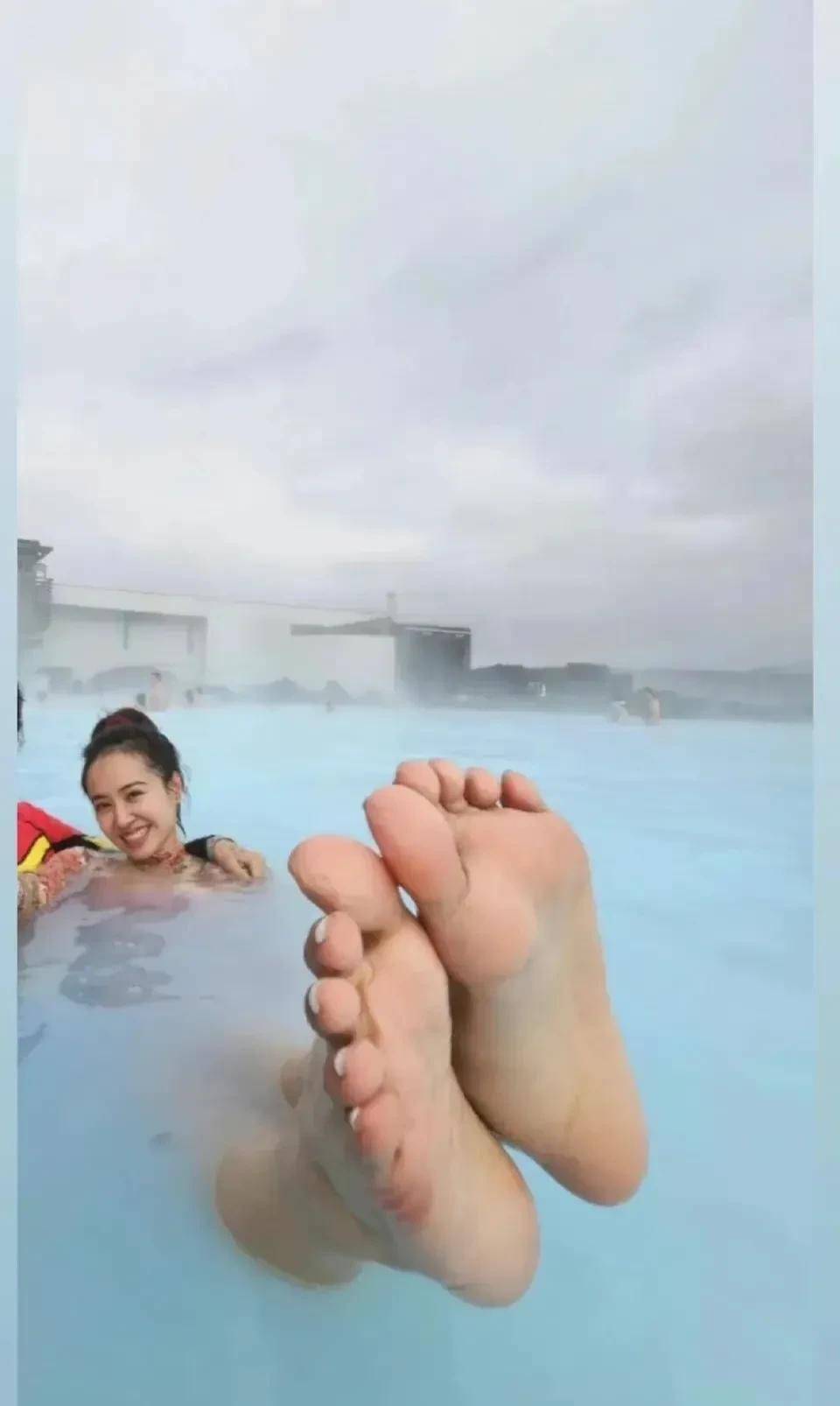 蔡依林终于露脸,在冰岛野外穿泳衣秀出好身材,颜值依然漂亮_周杰伦