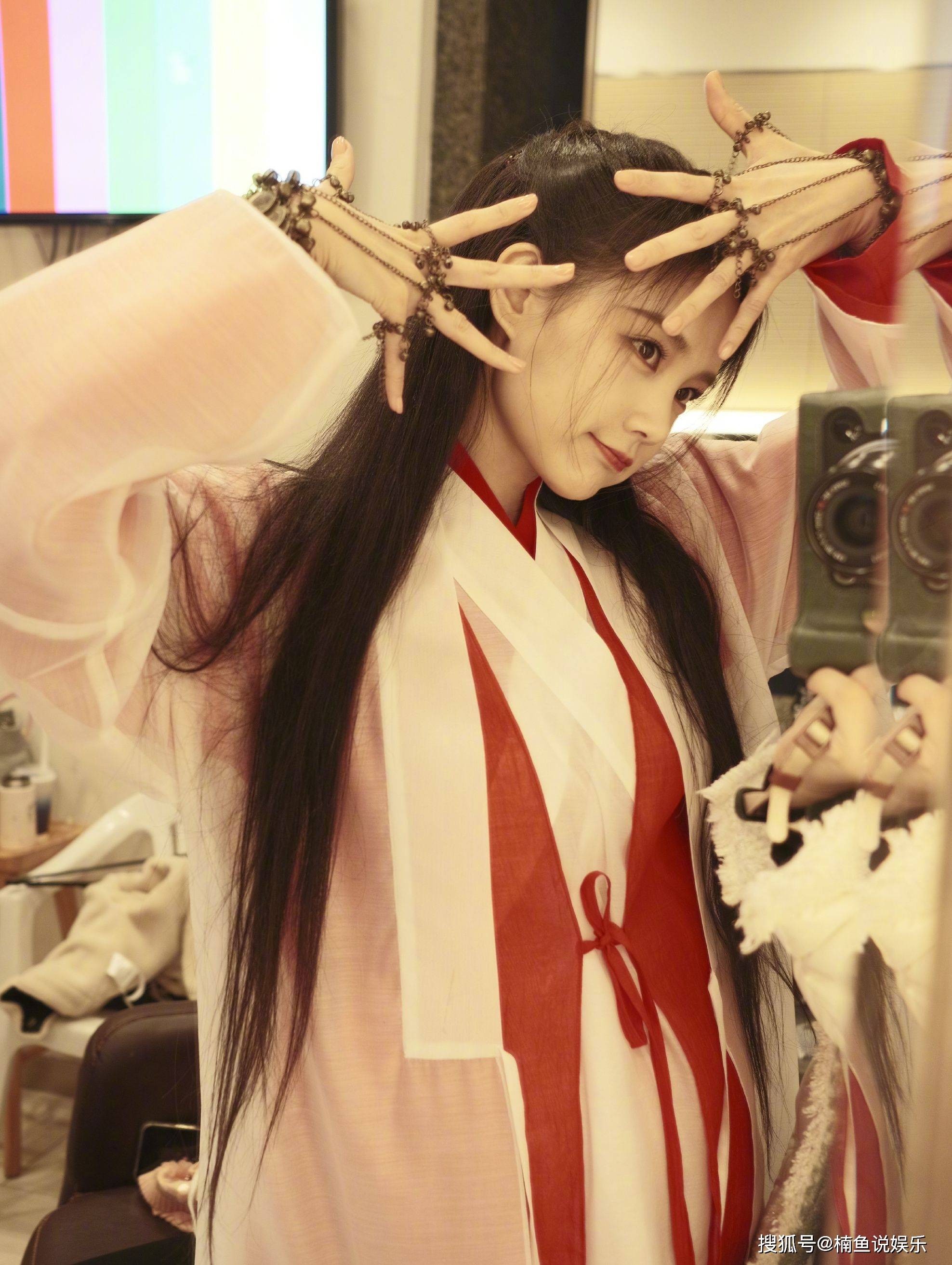 从发型到妆容,从配饰到剧情,李一桐扮演的紫霞仙子可以说是神还原了