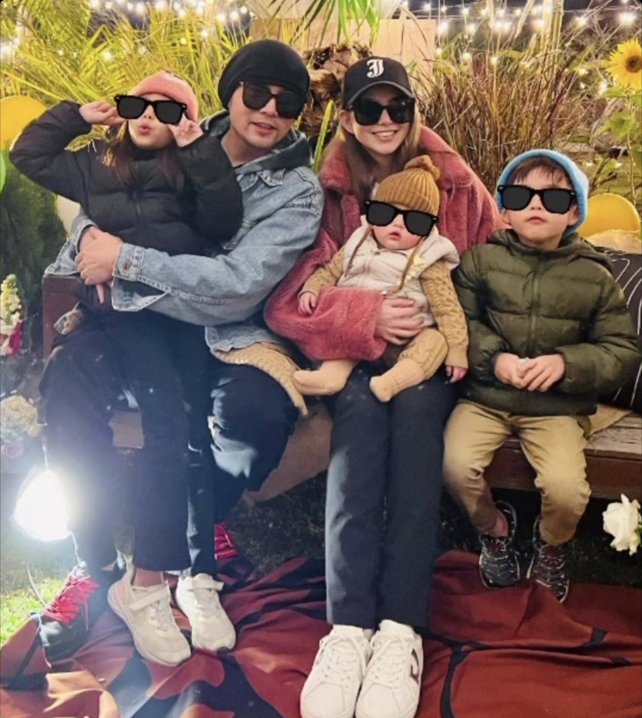 周杰伦经常开演唱会或出国旅游,孩子总是陪伴在身边.