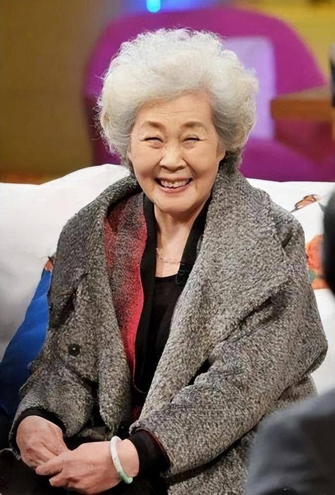 于淑珍挑选的衣服基本上都是比较深的颜色,可女儿总是拿鲜艳的红色
