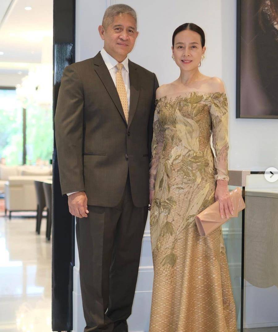 被称冻龄美人,56岁华裔富婆伍伦盼穿衣大气有范,难怪