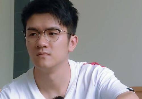 若风在与小戚公布婚讯时,若风和小戚还处于分手的状态,若风当时已经