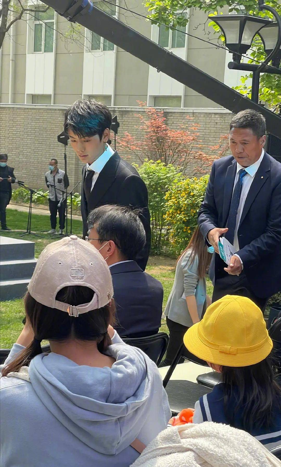 丁真出席联合国活动,一身黑色西装搭配少数民族耳坠,帅气又野性_网友