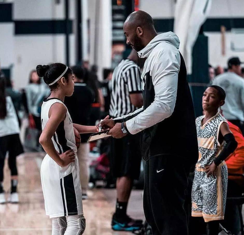 二女儿单挑,小姑娘投篮命中率百分百,黑曼巴笑笑表示满意_吉安娜_1