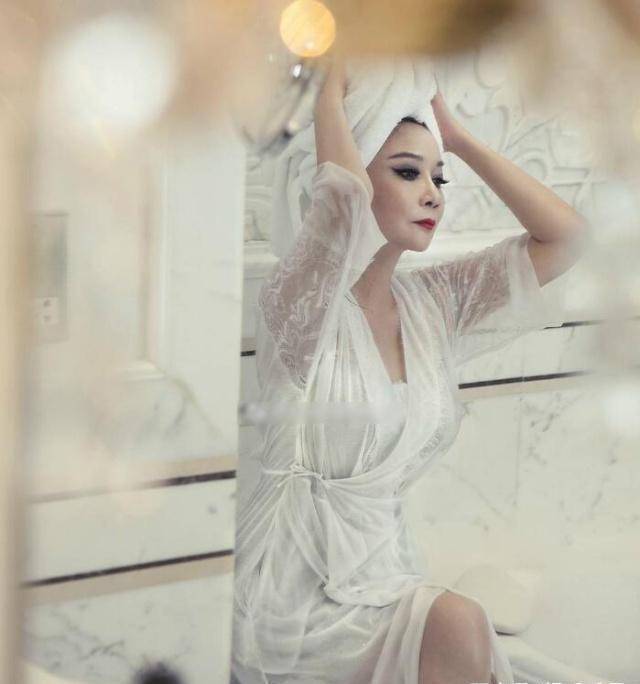 58岁蔡明的身材不输迪丽热巴,不愧是拍过《男人装》的人啊!