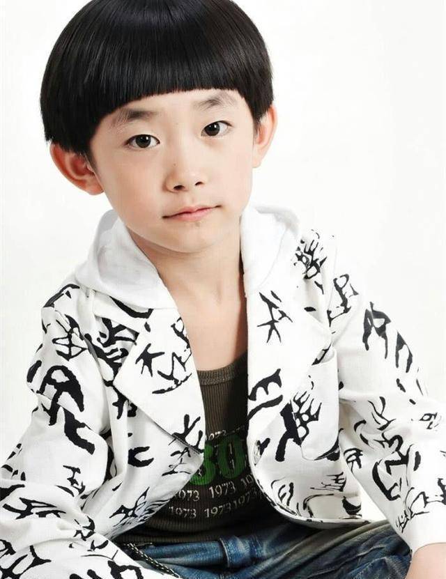 这是童年的千玺:秃小子时代的兄弟俩,连表情都是复制黏贴的:易烊昱华