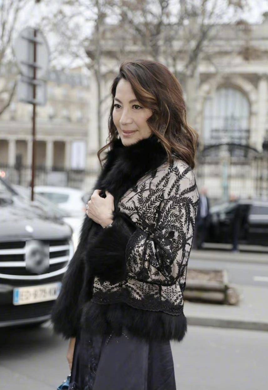 杨紫琼越老越有韵味,穿黄色连衣裙配高跟鞋,比外国女明星还高级_气质