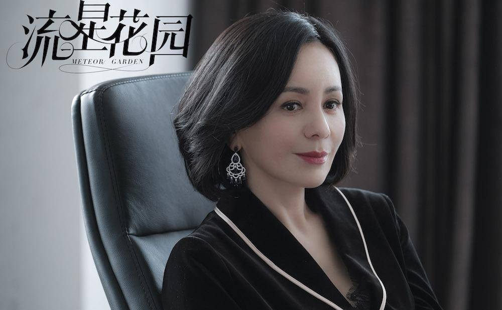 《流金岁月》其中,剧中饰演的"谢佳音"也有异曲同工之妙,是事业上的女