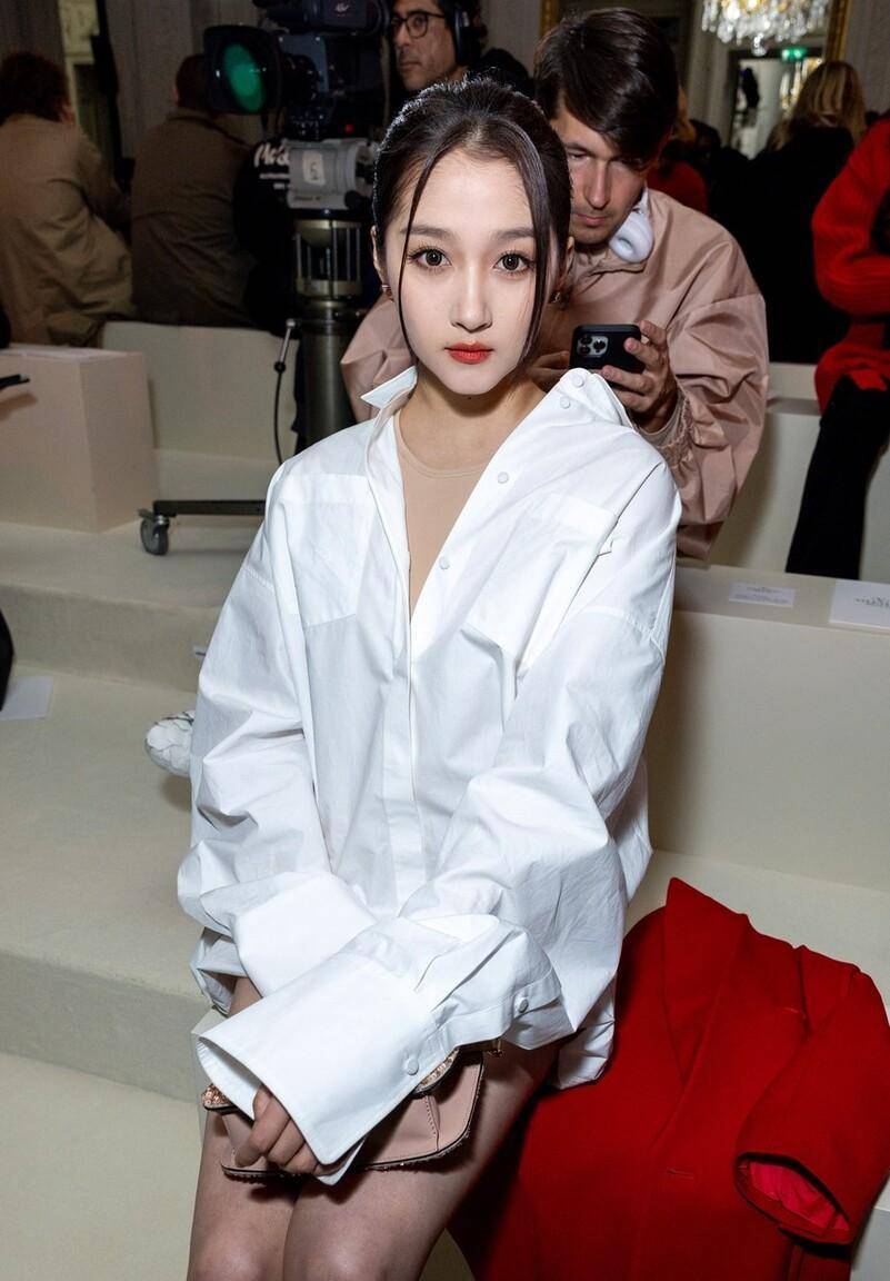 关晓彤在巴黎穿白衬衣秀细腿,展现完美"公主范儿",太清纯了_白色_身材