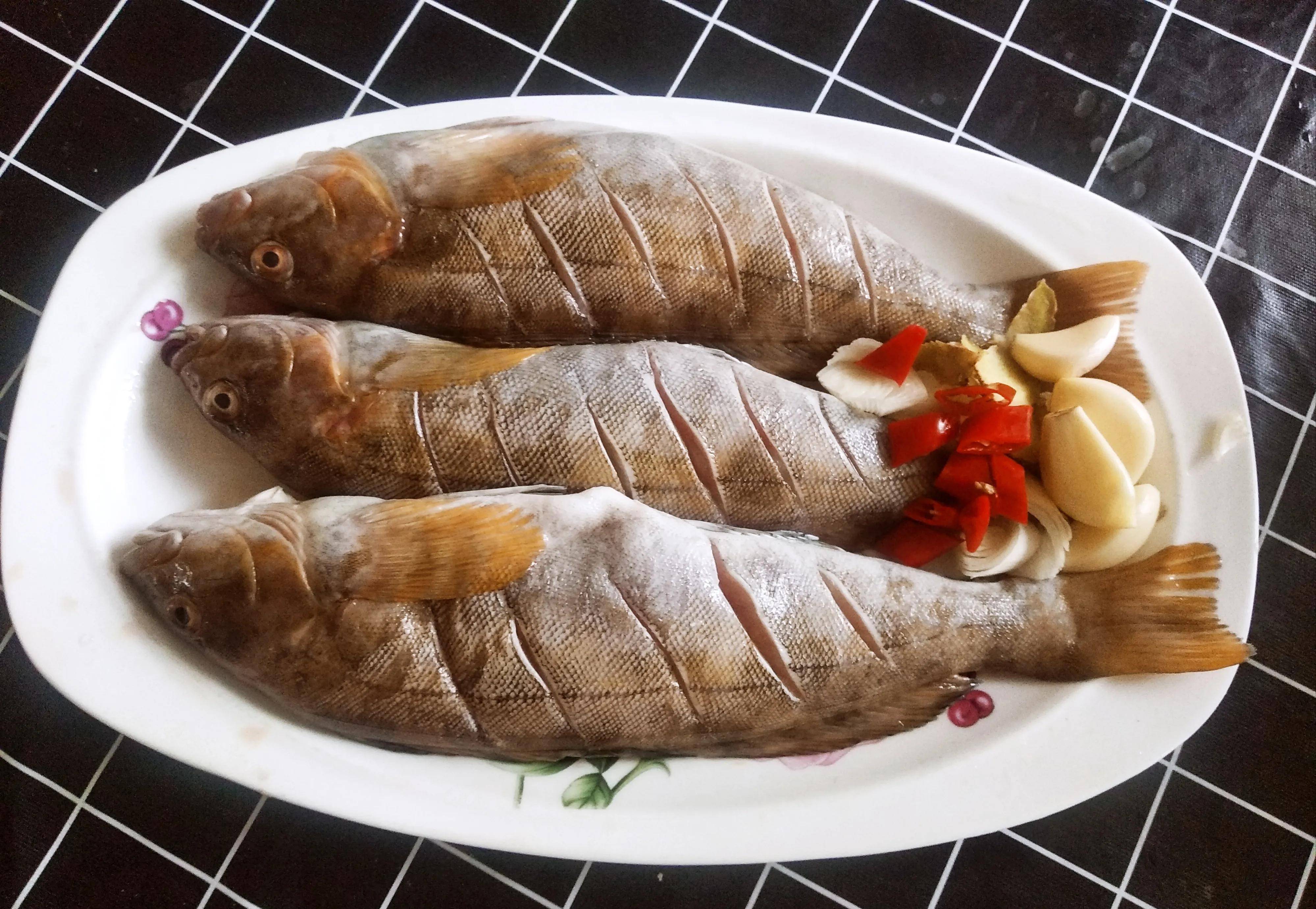 推荐菜谱:酱焖黄鱼黄鱼的学名叫做"大泷六线鱼",这种鱼的鱼肉呈蒜瓣状