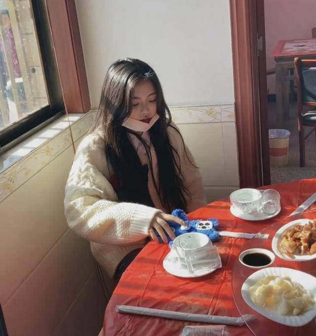 杨超越回村给父亲祝寿,蜷缩角落模样拘谨,自嘲比走红毯还紧张_农村_女