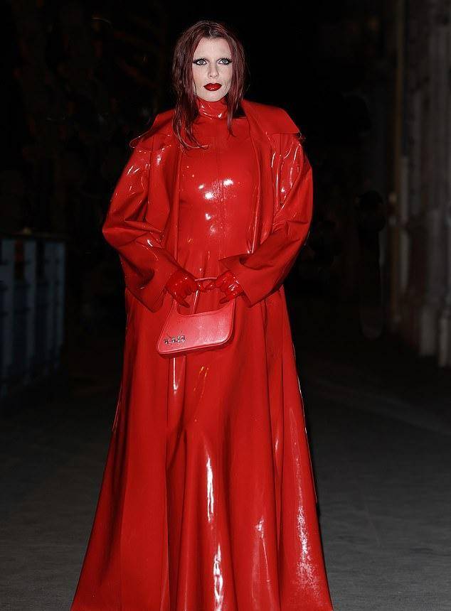 侃爷前任朱莉娅·福克斯乳胶长裙,上演血色诱惑_红色_时装周_穿着