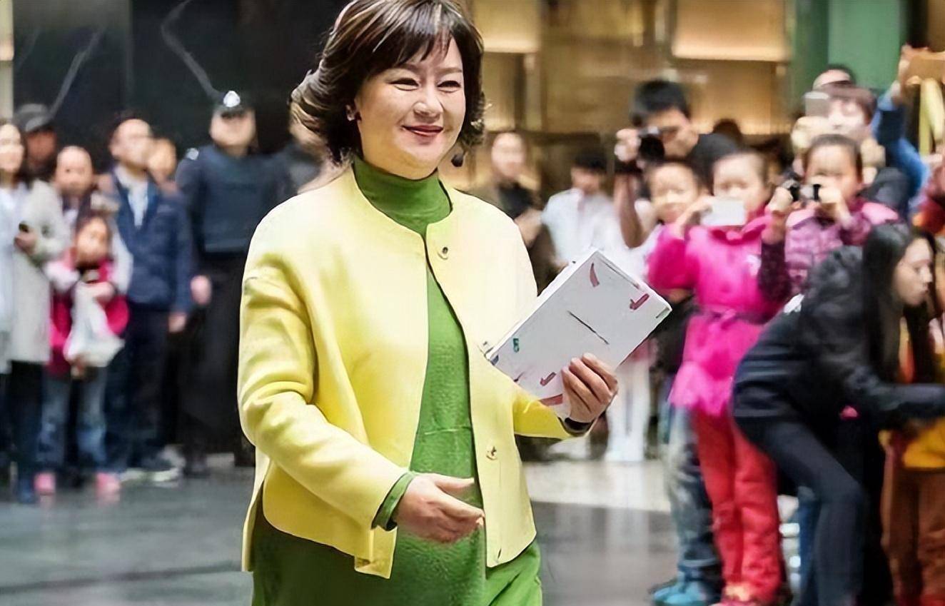 主持人鞠萍:离婚后独自带娃,二婚嫁给普通人杨硕,如今幸福吗?