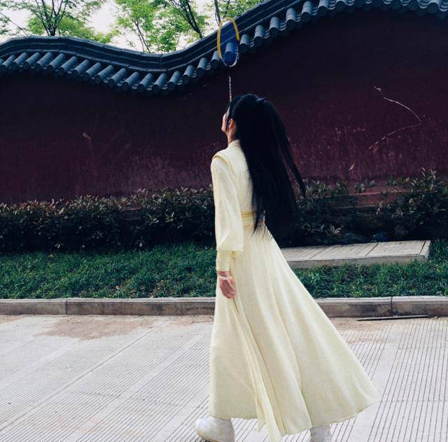 赵丽颖片场照来袭,两张图看出颖宝很敬业,但穿古装打球成亮点!