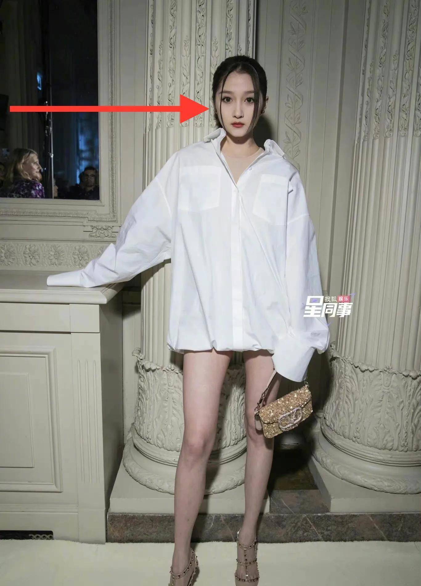 关晓彤看秀图翻车,白衬衣里加秋衣,脖子脸两个色,露腿一言难尽_小彤