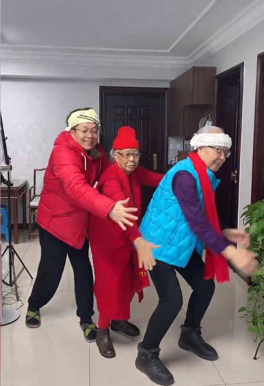 如今62岁的王为念虽然孑然一身,但是四世同堂,身体还像小伙子一样健康