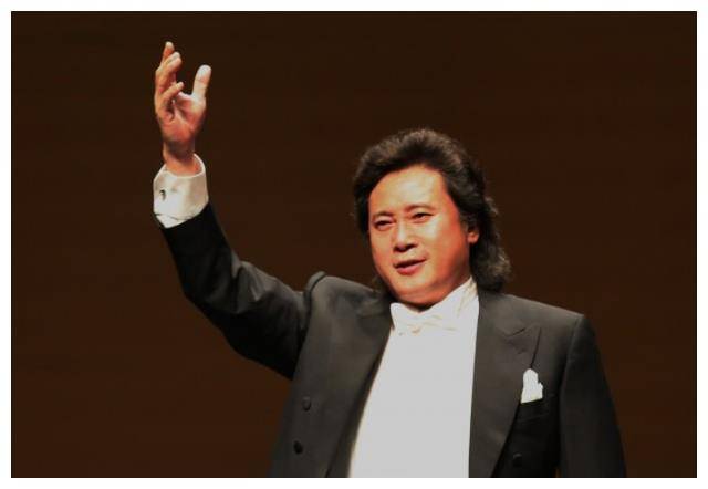 59岁歌唱家戴玉强遭网暴,母亲后事他开心笑,将丧礼办得像演唱会_葬礼