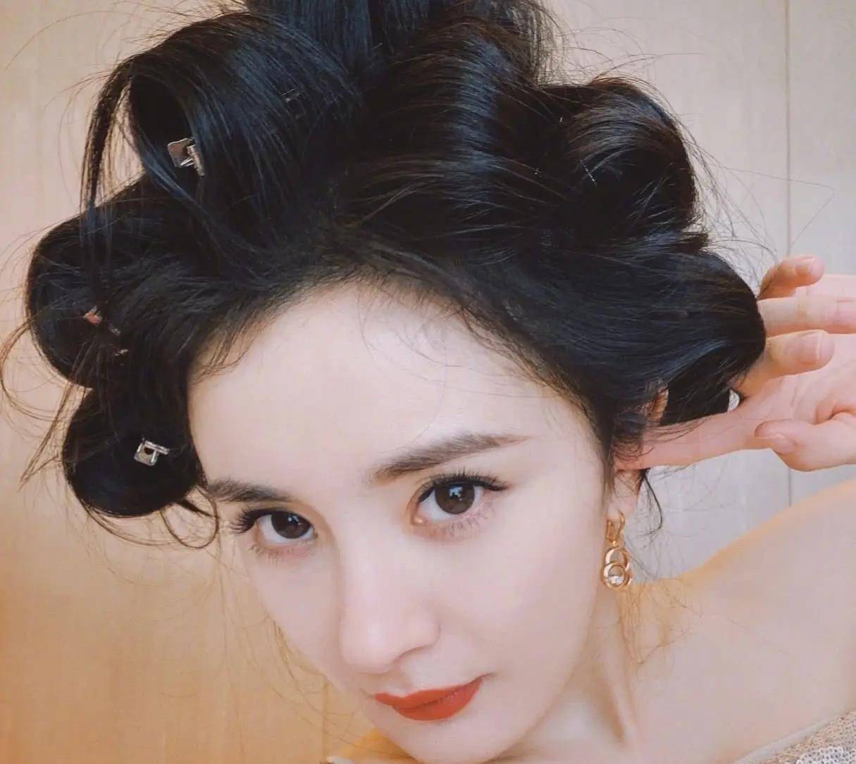 本以为杨幂是烫的大波浪,看到她发型咋做出来的,难怪从不掉头发_造型