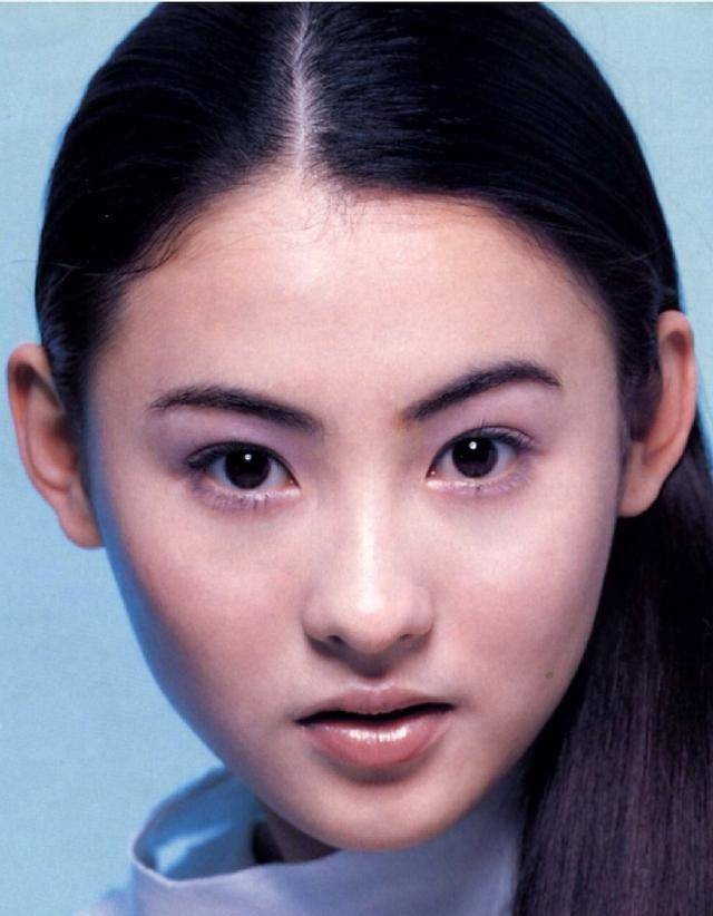 张柏芝的眼睛圆,双眼皮恰到好处,是比较窄的扇形双眼皮,她的鼻头翘,又