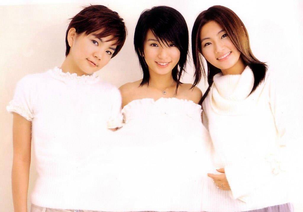 2000年,年仅19岁的任家萱,参加选秀后出道,同hebe田馥甄和elle陈嘉桦