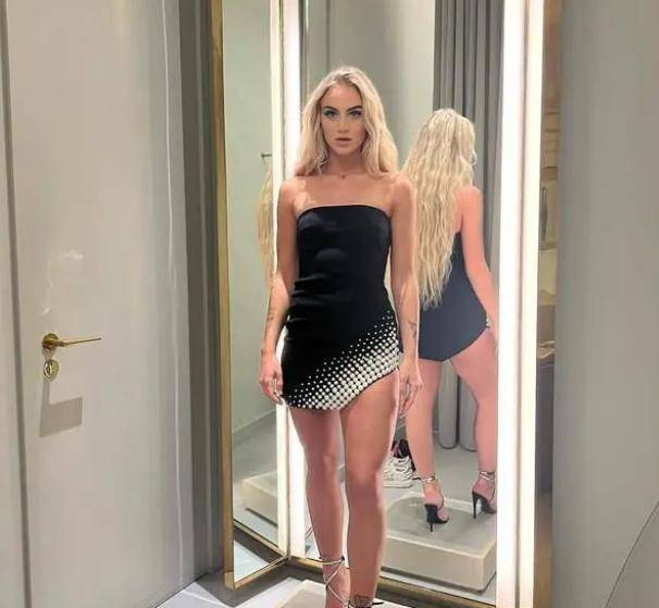 女子足球运动员加入成人行业,收入6位数,价值高,身材骄傲_艾丽_1_nba