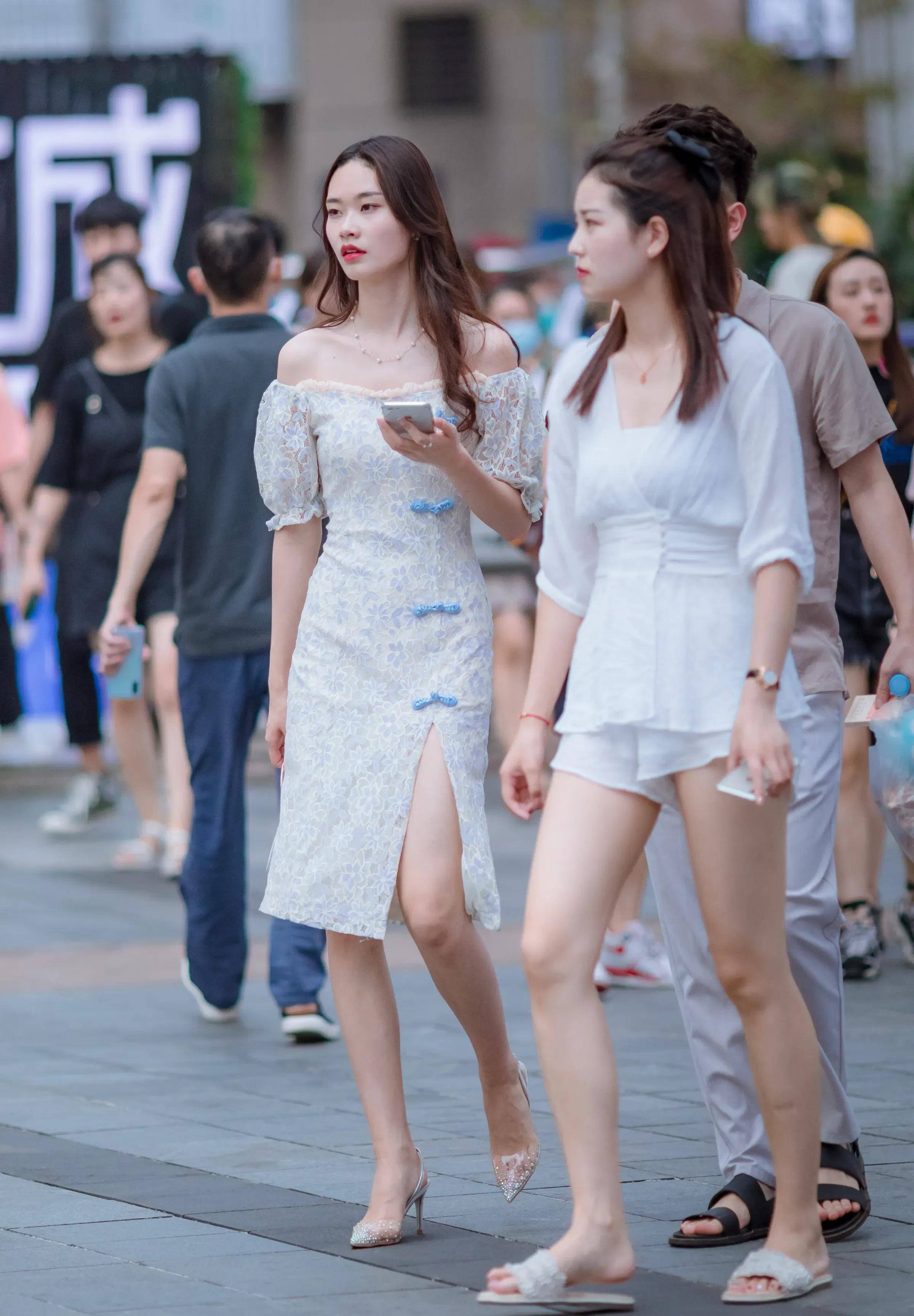 街拍,那些令人频频回头的裙装美女,每一个搭配的都是那么到位
