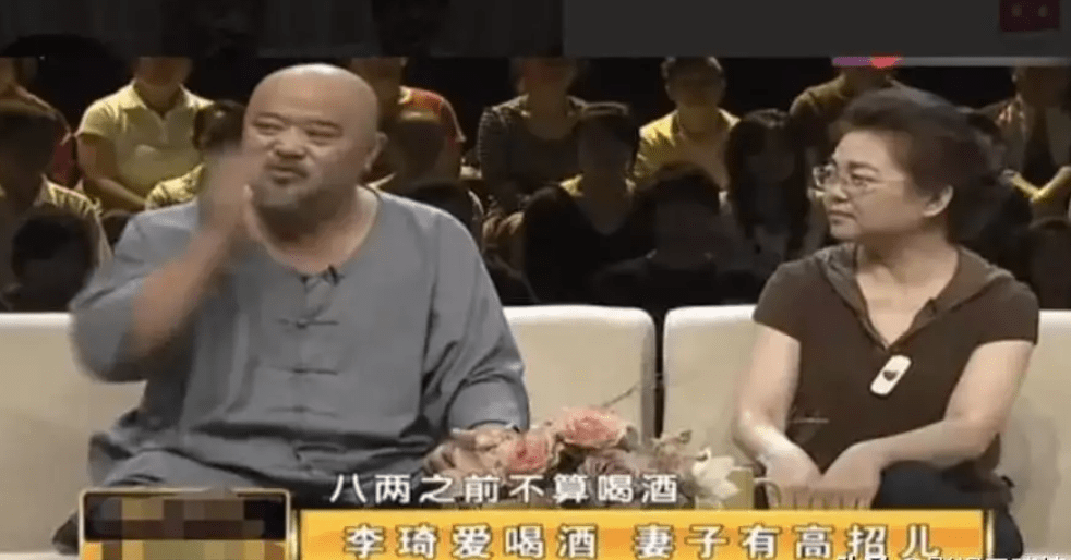 68岁李琦退休生活曝光!街头摆地摊卖烧烤,一串开价卖50元引争议_视频_名字_个人
