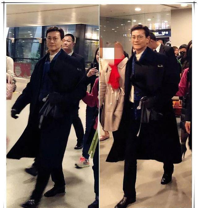 近日,郑少秋在机场的未修图曝光,他穿着一件长款风衣,高挑的身材令