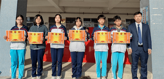 庄严的升旗仪式后,丰顺县建桥中学教导处主任何流生宣读了七,八,九