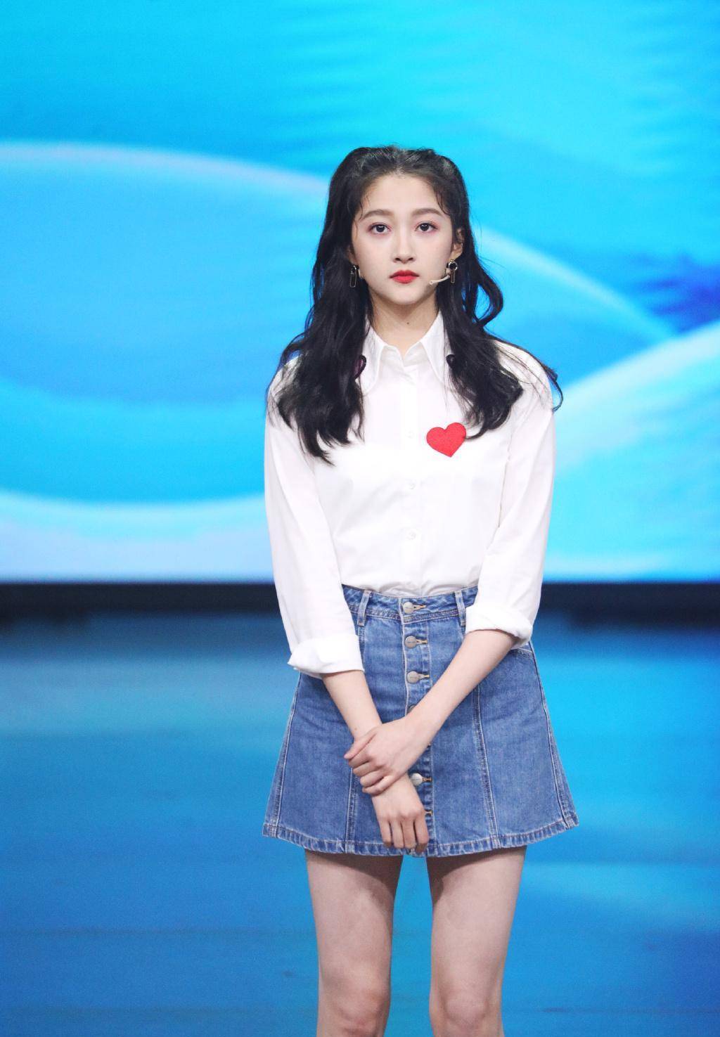 关晓彤和吴宣仪,相差6cm,同为双马尾发型,到底谁更甜?_造型_女孩_身高