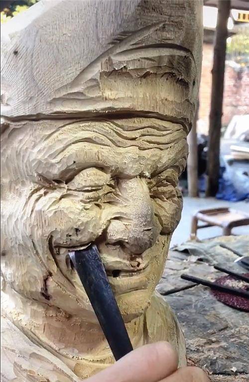 手艺人用木头雕刻"济公",开始:你就吹牛吧,结局网友:脸太疼了_作品