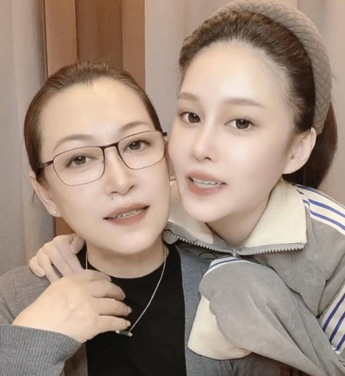 皮肤白美光滑气质好,搭配翡翠项链精致年轻_马丽娟_网友_身材