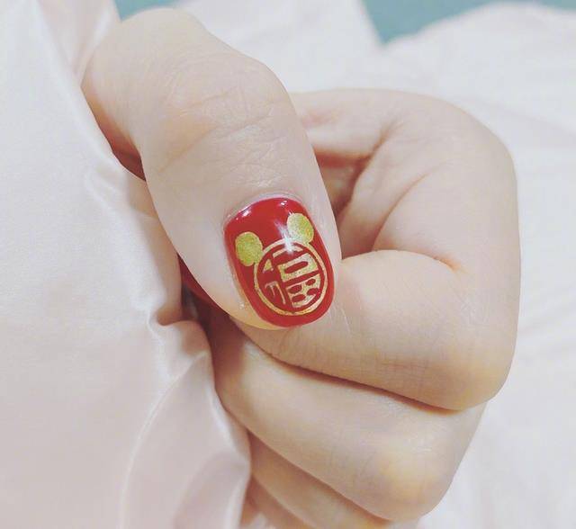 冯提莫的这个福字美甲,不是所有的手指上都有福字,她只在大拇指上做了