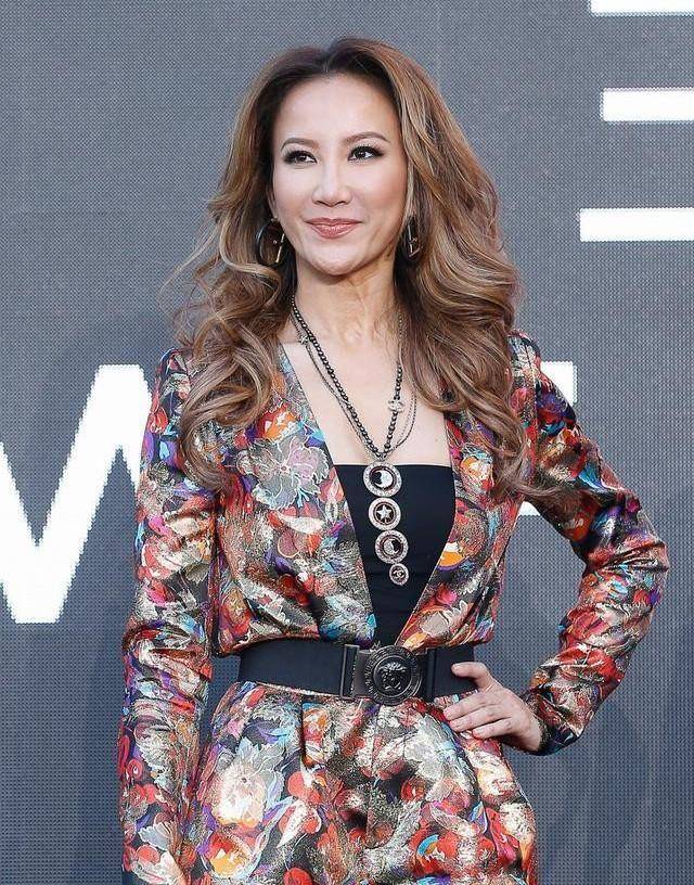 45岁李玟素颜出镜暴露老态,穿紫色背心配紧身裤,火辣身材仍抢眼_印花