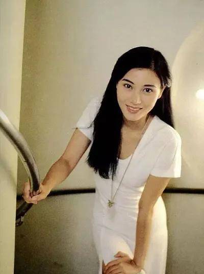 李嘉欣年轻时有多美?可以说是盛世美颜,镜子都装不下她的美!